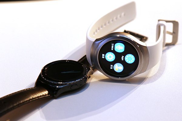 這次 Gear S2 共推出兩個版本,白色為矽膠錶帶的 Gear S2 ,黑色部分則為 Gear S2 Classic