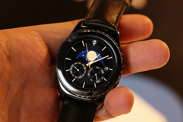 這次 Gear S2 採用特殊的轉控錶環設計,透過旋轉錶框可以快速進行功能調整