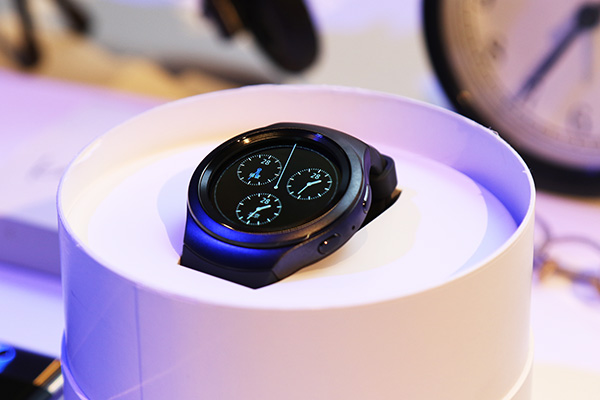 截然不同的旋轉體驗!三星在台展示新款智慧表 Gear S2