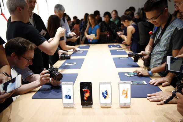 庫克指出,高達 30% 的 iPhone 消費者都是從 Android 手機轉換過來(法新社)