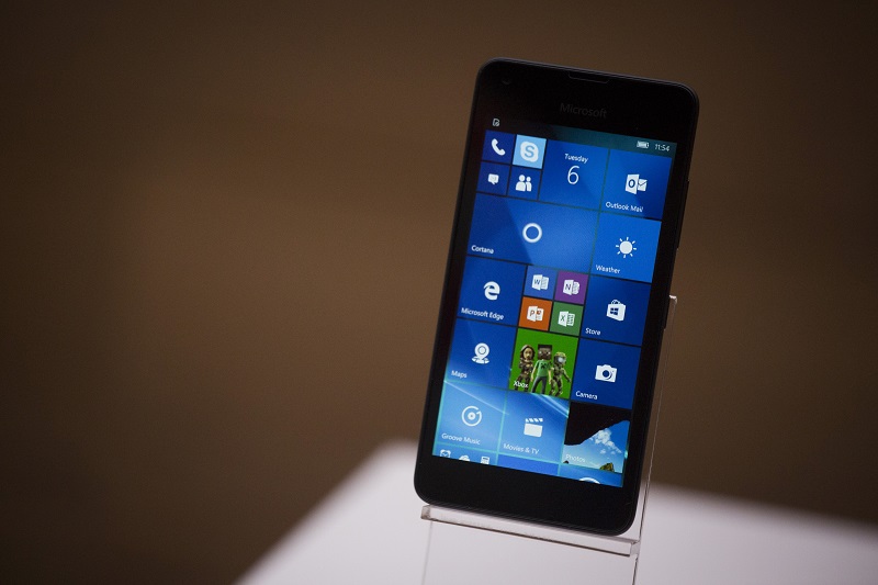 預期這項新功能,可以提高用戶對 Windows 10 手機的需求(圖片來源/彭博)