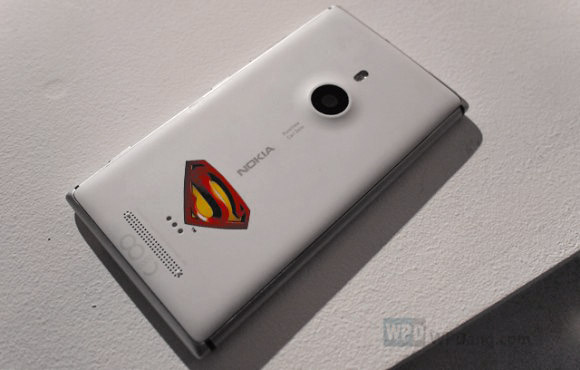 Nokia 當時選在《超人:鋼鐵英雄》(Man of Steel)電影上映後幾天在中國推出這款限量版手機(翻攝DCFEVER)