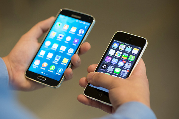 在歷經 iPhone 5c (圖右)的慘敗之後,是否會改變蘋果在小尺寸手機的戰略呢?(圖片來源/彭博)