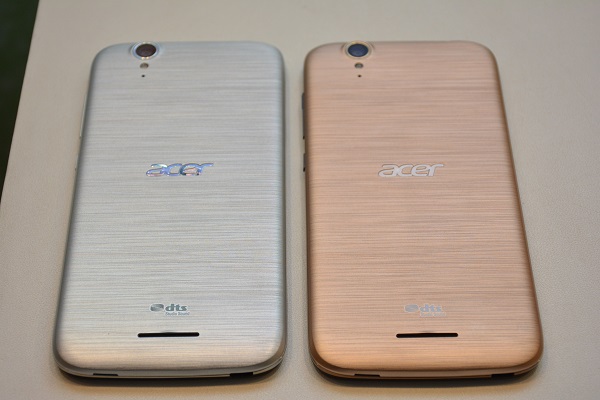 Z630S（圖左）比 Z630（圖右）兩款手機在外觀上十分相似