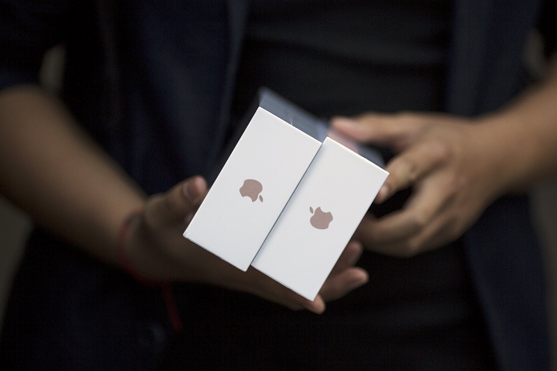 由於 iPhone 6s 與 iPhone 6 十分相似,投資者擔心 Apple 的銷售會快速下滑(圖片來源/路透社)