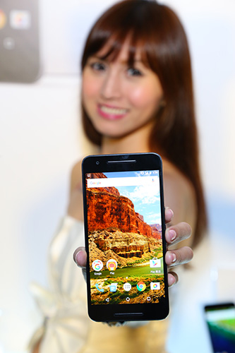 在機身背面具有圓形的指紋辨識器(圖片來源/擷取自 Google Store 網站)