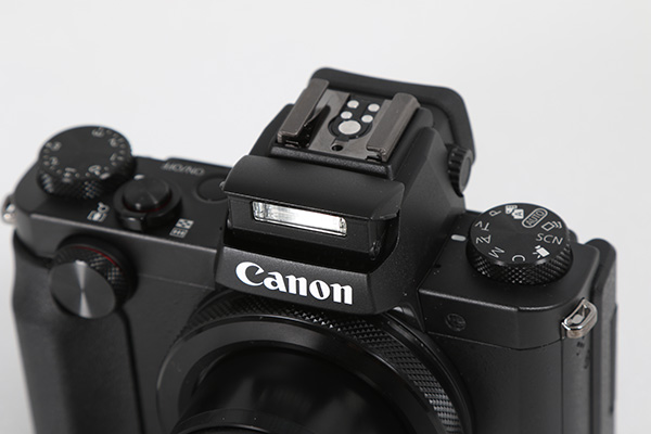 機頂部位除了搭載 EVF 電子觀景窗外,還具有內建閃燈,上方的熱靴接點也可以讓 G5X 接上專業的外接閃光燈,提供更好的拍攝效果