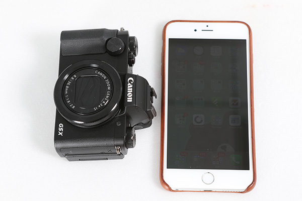 跟 Apple iPhone 6s Plus 相比,可看出 G5X 的身形相當迷你