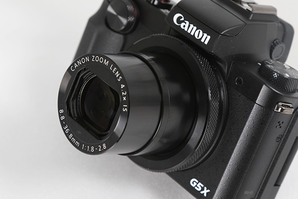 採用 24mm 起跳,4.2 倍光學變焦的 F1.8-2.8 大光圈鏡頭
