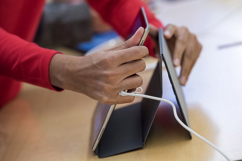由於 iPad Pro 附贈的 Lightning 傳輸線僅有 USB 2.0 規格,用戶無法體驗到高速傳輸(圖片來源/彭博)