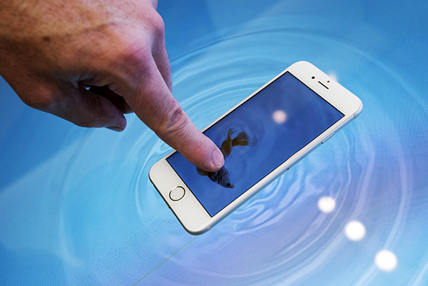 iPhone 6s/6s Plus 所具有的 3D Touch 感壓觸控螢幕維修報價極高,iPhone 6s Plus 甚至傳出需要 1 萬 3500 元的維修報價(圖片來源/彭博)