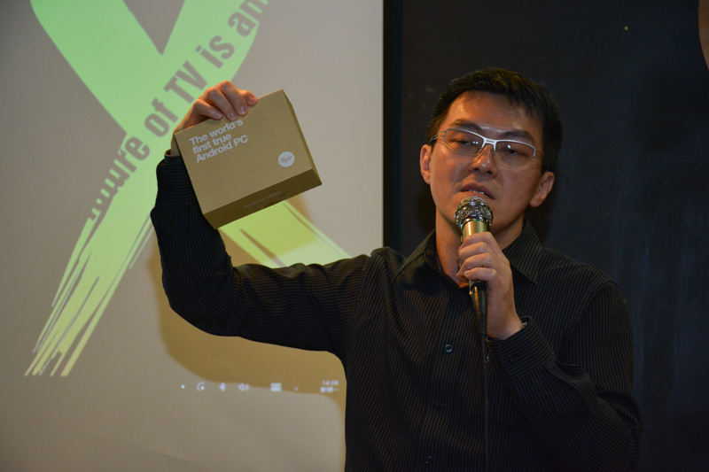 pqi 副總經理黃國倉表示,這款迷你電腦將會在聖誕節前出貨(圖片來源/記者譚偉晟拍攝)