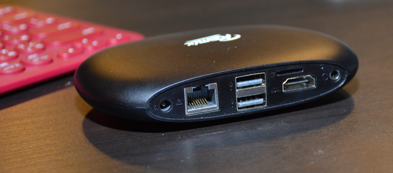 機體有完整的傳輸埠配置,目前這個版本採用 USB 2.0,開發團隊表示下個版本可能會推出 USB 3.0 的規格(圖片來源/記者譚偉晟拍攝)