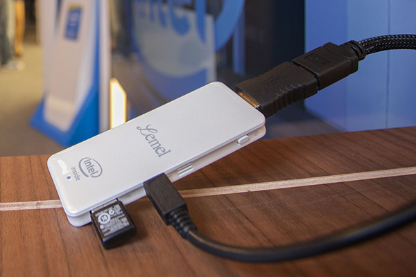 跟圖中 Intel  推出的 ComputerStick(售價 4990 元)相比,Chromebit 應用的限制更多。