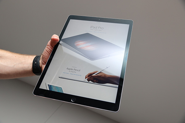 剛開賣就出事?iPad Pro 充電後竟然無故當機!