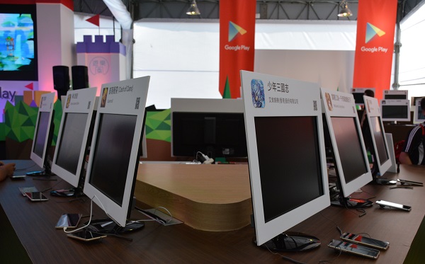 配合大螢幕畫面,玩家可以在體驗時與朋友分享(圖片來源/記者譚偉晟拍攝)