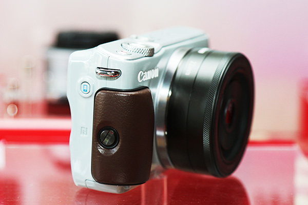 EOS M10 可以在機身外加裝額外的個性化配件,增加 EOS M10 的外型特色