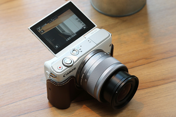 EOS M10 機頂按鍵設計相當簡單,此外搭配可 180 度翻轉的觸控螢幕