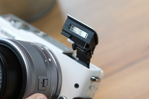 EOS M10 內建小型的彈出式閃光燈