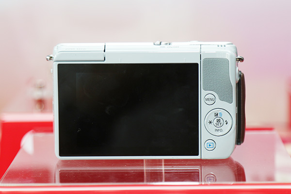 EOS M10 在操作介面上相當簡化