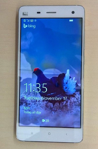 先前雷軍在微博上秀出搭載 Windows  系統的小米手機  4(圖片來源/擷取自微博)