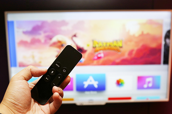 這次在遙控器上加入了觸控操作以及語音控制功能