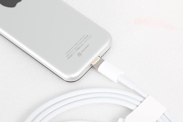 這次控制器內建充電電池，採用跟 iPhone 相同的 Lightning 介面進行充電