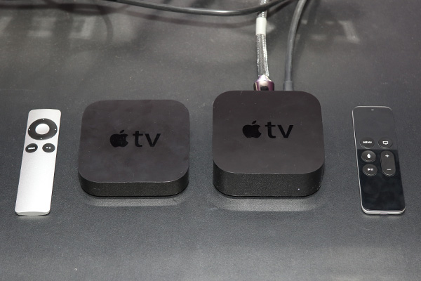 跟前一代 APPLE TV（左）相比，新款 APPLE TV 在外觀上的差異不大，僅在機身厚度上加厚不少