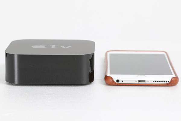 跟 iPhone 6s Plus（右）比較厚度