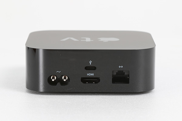 新款 APPLE TV 的機身背後介面設計，其中中間的 USB-C 連接埠是提供維修使用，未來是否會有隱藏新功能不得而知