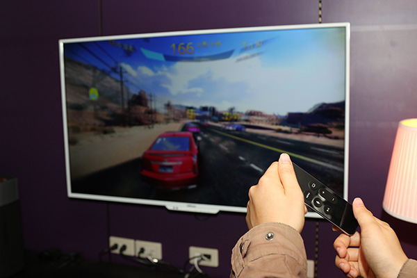 透過橫置控制器來玩賽車遊戲