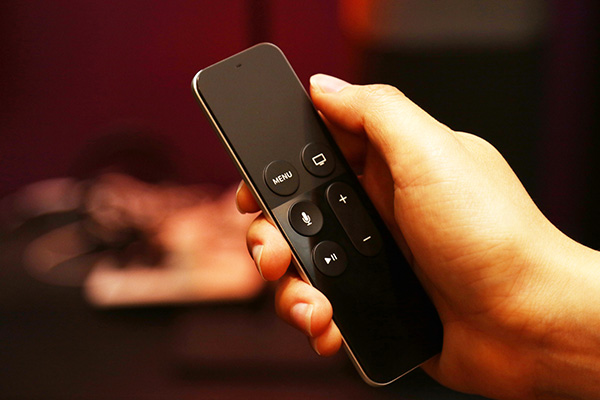 可利用拇指進行遙控器觸控操作，感受偏向跟電腦觸控板相同