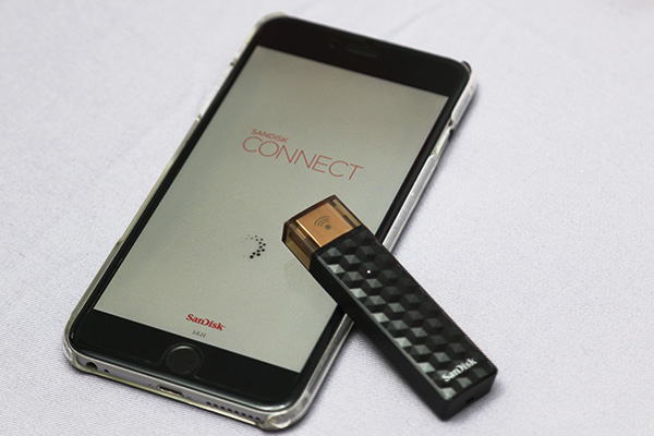 手機需要透過 Connect APP 來跟手機連線