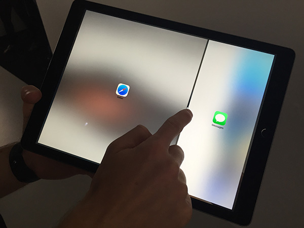 用手指在分隔線上滑動即可調整