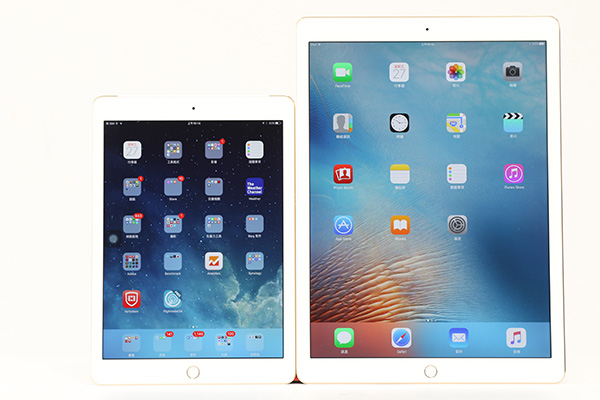 跟 9.7 吋螢幕的 iPad Air 2（左）相比