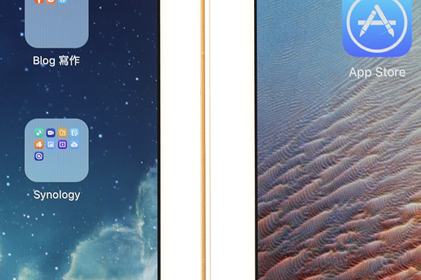 跟 iPad Air 2（左）相比，iPad Pro (右）的細緻度差不多