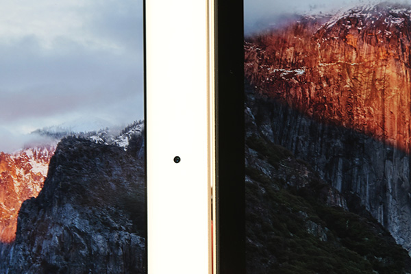 跟 Macbook 筆電（右）相比，iPad  Pro（左）的細緻度較高一點