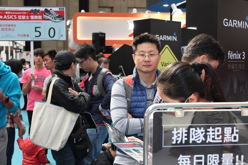 Garmin 推出加贈 Asics 運動鞋活動,吸引大量民眾排隊購買