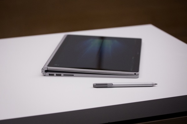Surface 裝置團隊目前仍持續開發另一款 Microsoft 旗艦手機(圖片來源/彭博)