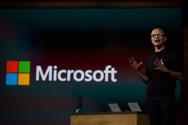 Steve Ballmer 表示對於圖中現任執行長 Satya Nadella 的雲端發展策略不滿(圖片來源/彭博)
