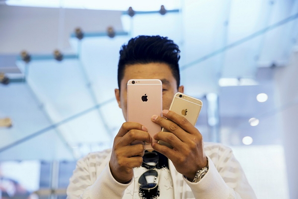蘋果每隔兩年就想要把 iPhone 做得更薄(法新社)