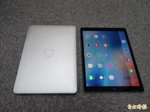 iPad Pro(右)配備12.9吋螢幕,外型大小跟一台筆電(左)差不多,但機身纖薄許多(圖/記者吳佩樺拍攝)