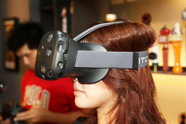 Vive 虛擬眼鏡實際戴在頭上的狀況