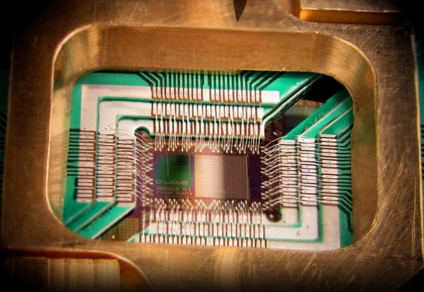 Google 量子電腦技術有重大突破!(圖片來源/ D-Wave Systems)