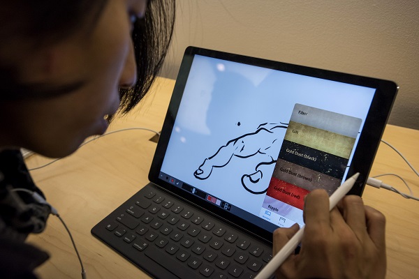 iPad Pro 可搭配觸控筆使用的方式,相當適合影像編輯用途(圖/彭博)