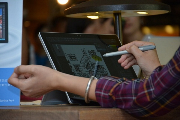 Surface Pro 4 搭載 12.3 吋螢幕,解析度達 2160 x 1440(記者譚偉晟攝)