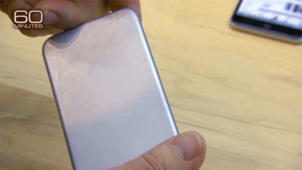 iPhone 6 的原始設計模型之一(圖片來源/擷取自 CBS 60 Minutes 節目片段)
