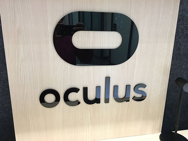 Oculus 發展 VR 的時程比 HTC 還要久,圖片右方極為星座偵測系統的紅外線攝影機