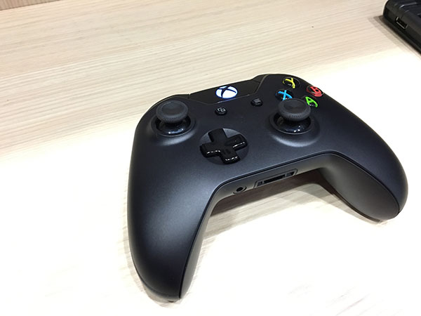 除了 Oculus Rift 本身的控制器外, 也可支援像是 XBOX One 遙感這類的控制器進行電玩操控