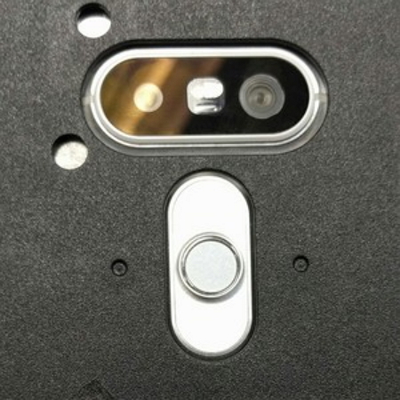 一張據稱是 LG G5 的原型機照片流出。(翻攝自PhoneArena)